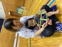 バスに乗ってのリズム遊びを楽しんでいる