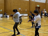 かけっこを楽しんでいる