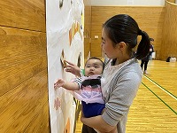 ハロウィン壁面にお菓子のモチーフを貼りつけている