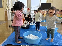 雪に触れて遊んでいる子ども