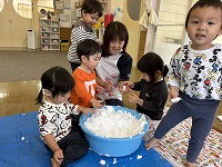 雪に触れて遊んでいる子ども