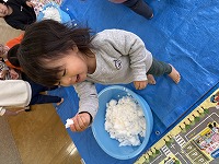 雪に触れて遊んでいる子ども