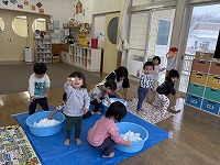 雪に触れて遊んでいる子ども