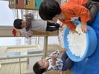 雪に触れて遊んでいる子ども