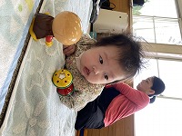 うつ伏せを頑張っている女の子