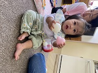 玩具で遊ぶ女の子