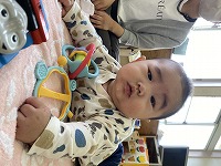 うつ伏せを楽しんでいる男の子