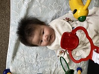 プレイジムを眺めている女の子