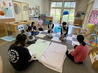 円になって自己紹介をしている風景