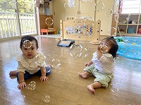 しゃぼん玉を目で追っている女の子２人