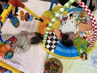 プレイジムで遊んでいる