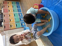 足湯を楽しむ子ども