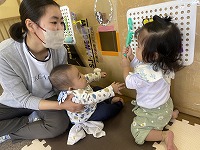 ビジーボードで遊んでいる