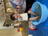 足湯を楽しむ子ども