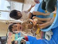 足湯を楽しむ子ども