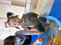 足湯を楽しむ子ども