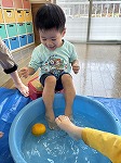 足湯を楽しむ子ども