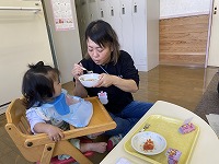 離乳食を食べている