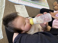 ミルクを飲んでいる