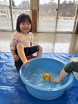 足湯を楽しむ子ども