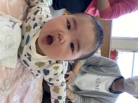 うつ伏せになって両手を広げている