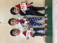クリスマスツリーの飾りつけをする子ども