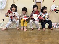クリスマスツリーの飾りつけをする子ども