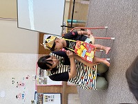 インタビューに答えようとするお誕生児