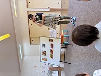 写真クイズを出している保育士