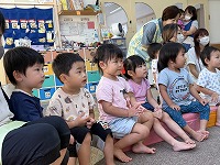 写真クイズを興味深そうに見ている子ども達