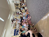 写真クイズを興味深そうに見ている子ども達