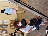 前に出てクイズに挑戦している誕生児