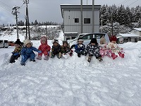 雪山に座る子ども達