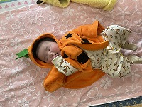 カボチャの衣装に包まれている女の子