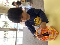 トングで遊ぶ子ども