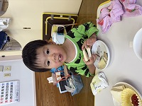 サンドイッチを食べている子ども