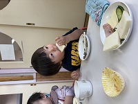 サンドイッチを食べている子ども