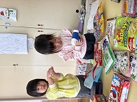 お店の店員になっている女の子