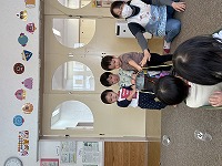 箱車引っ張っている子ども達