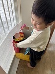 お料理を作っている男の子