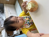 玉ねぎを触っている男の子