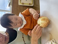 玉ねぎを触っている女の子