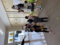 豆まきの練習をしてる子ども達