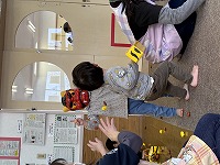 豆まきをしている子ども