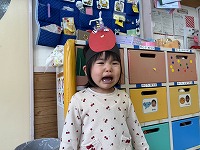 鬼を見て怖がっている子ども