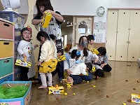 鬼を見て怖がっている子ども