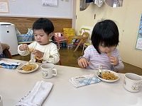 節分のおやつを食べている子ども