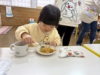 節分のおやつを食べている子ども