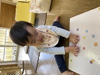 シール貼りを楽しんでいる女の子