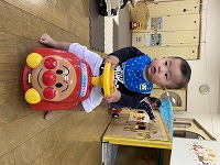 オモチャの車にまたがる男の子